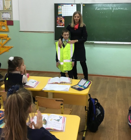Сотрудники Госавтоинспекции Светлогорского района проверили наличие световозвращающих элементов у школьников