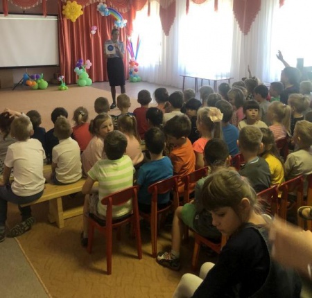 В рамках Всероссийского мероприятия «Неделя безопасности» сотрудники ГИБДД проводят уроки в дошкольных учреждениях