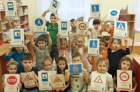 Сотрудники Госавтоинспекции напомнили воспитанникам детского сада об основах безопасности на улицах и дорогах